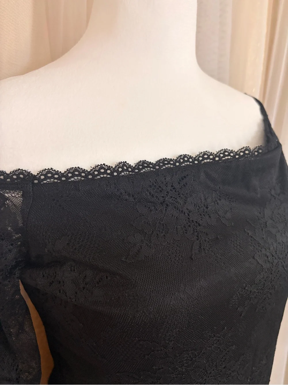 Abercrombie & Fitch Black Off-the-Shoulder Lace Long-Sleeve Top - Picture 4 of 8